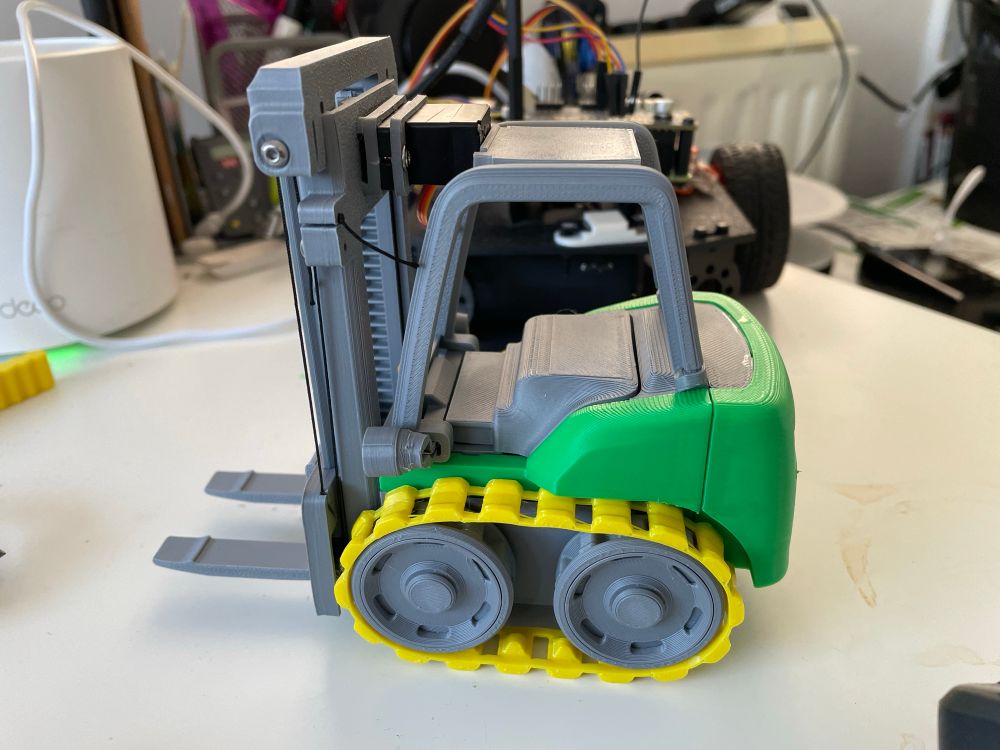 My build of the 3d printed Cyberbrick forklift is now complete.
The forks are in grey, the cover in green and the treads in yellow.