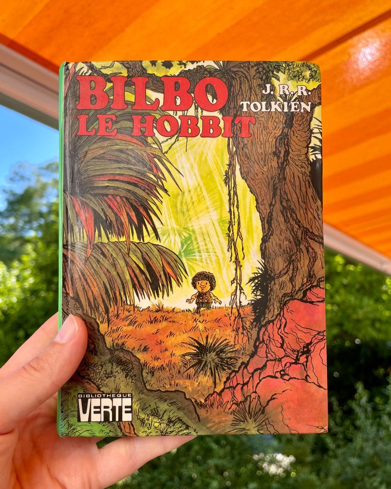 eine Hand, die ein Buch hält