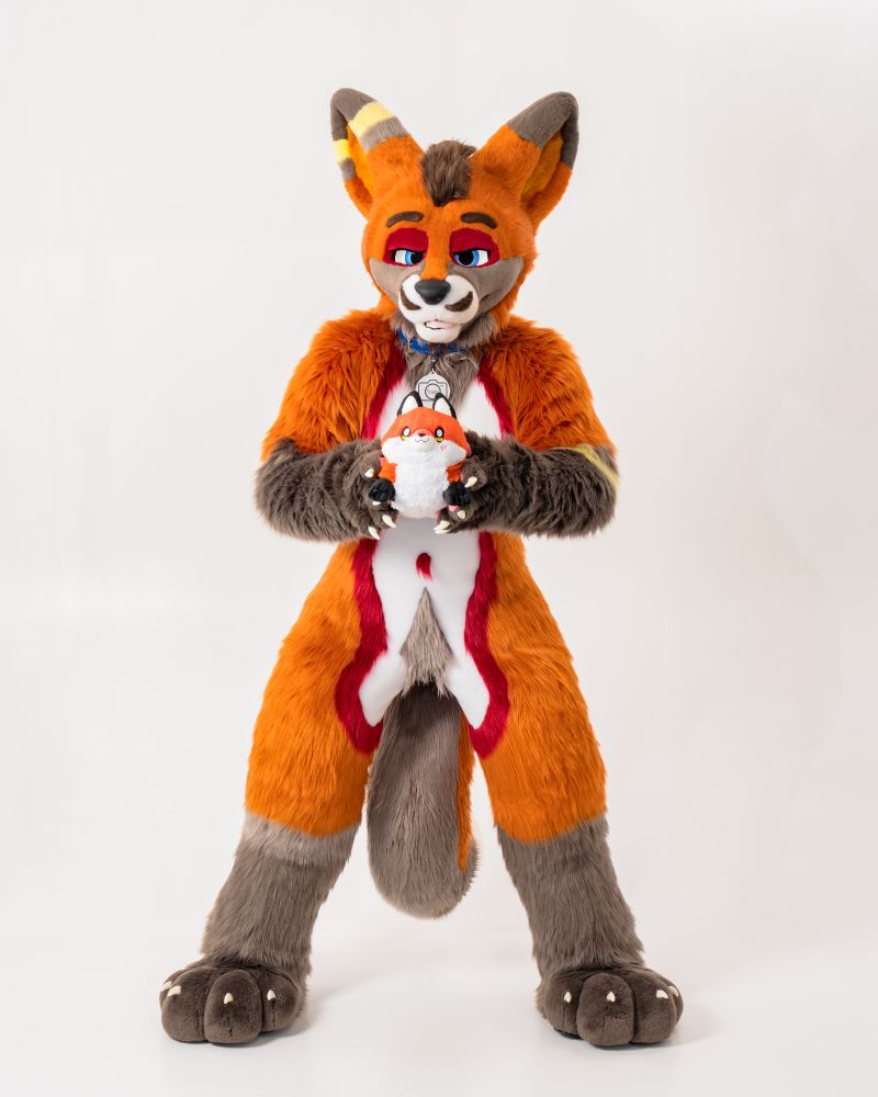 Sven Fennec holding a fox plushy.