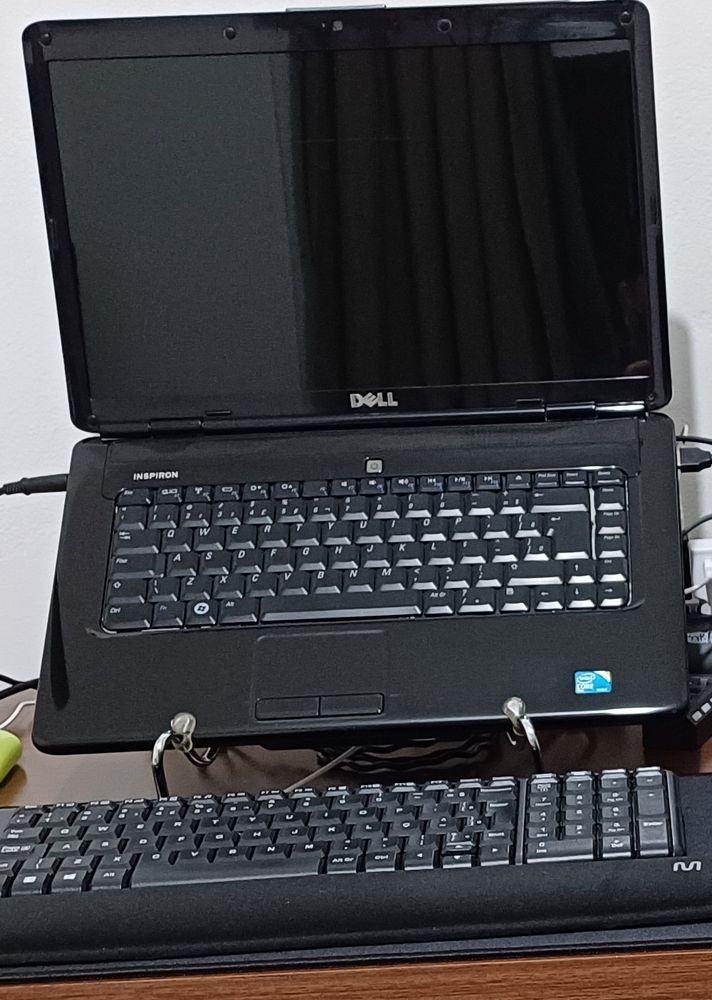 Foto do meu notebook sobre uma mesa.