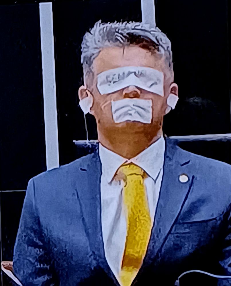 Foto de um político vagabundo tapando os buracos do rosto com uma fita em protesto imbecil, pura falta do que fazer e ainda recebe 46 mil de salário sem trabalhar. 