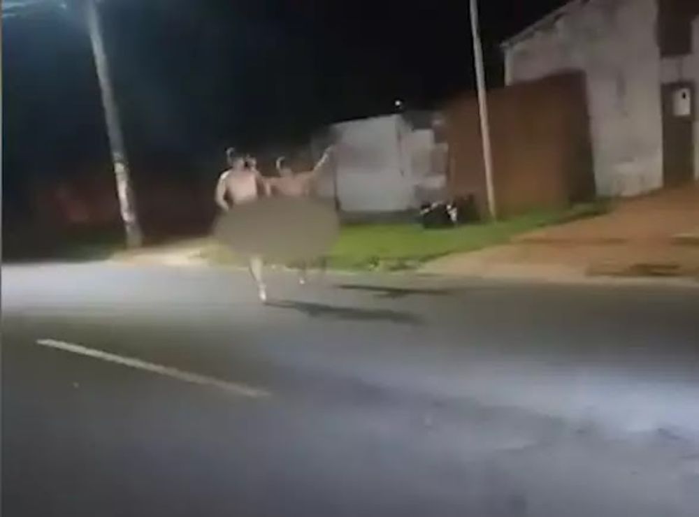 Dupla ignora toque de recolher e corre pelada por ruas de Campo Grande