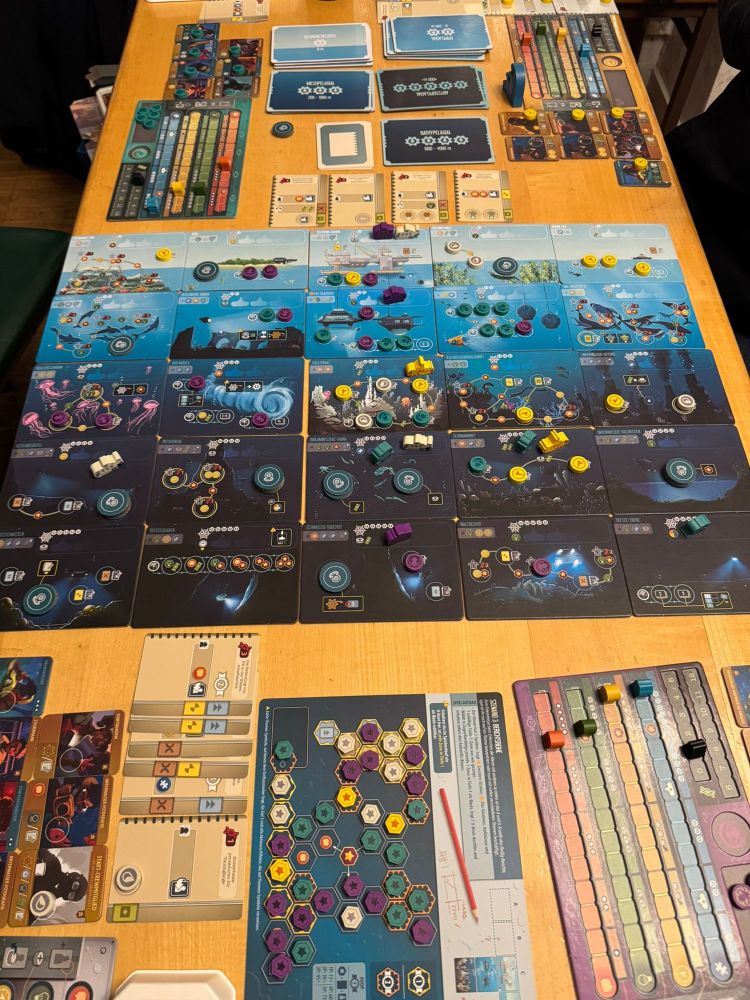 Spielende einer Partie Endeavor - Die Tiefsee. Nicht in jeder Partie wird der Ozean soweit erforscht sein, dass 25 Kacheln vor euch liegen. 