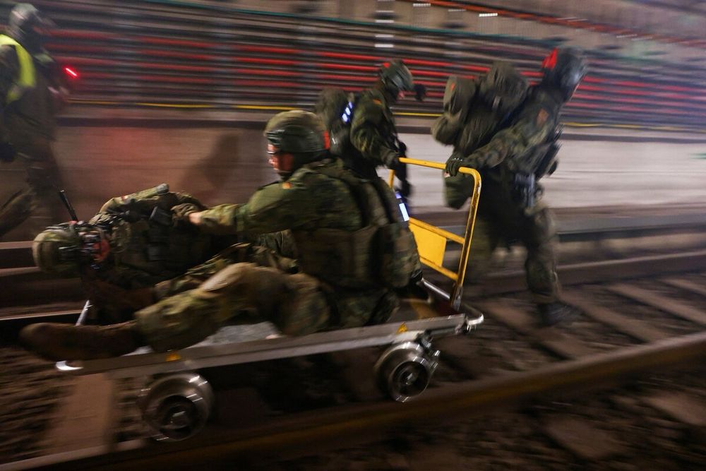 Soldaten üben auf der U7 Evakuierung