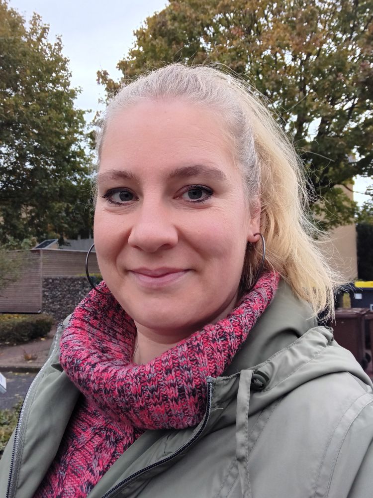 Ich,wie ich in die Kamera lächle...