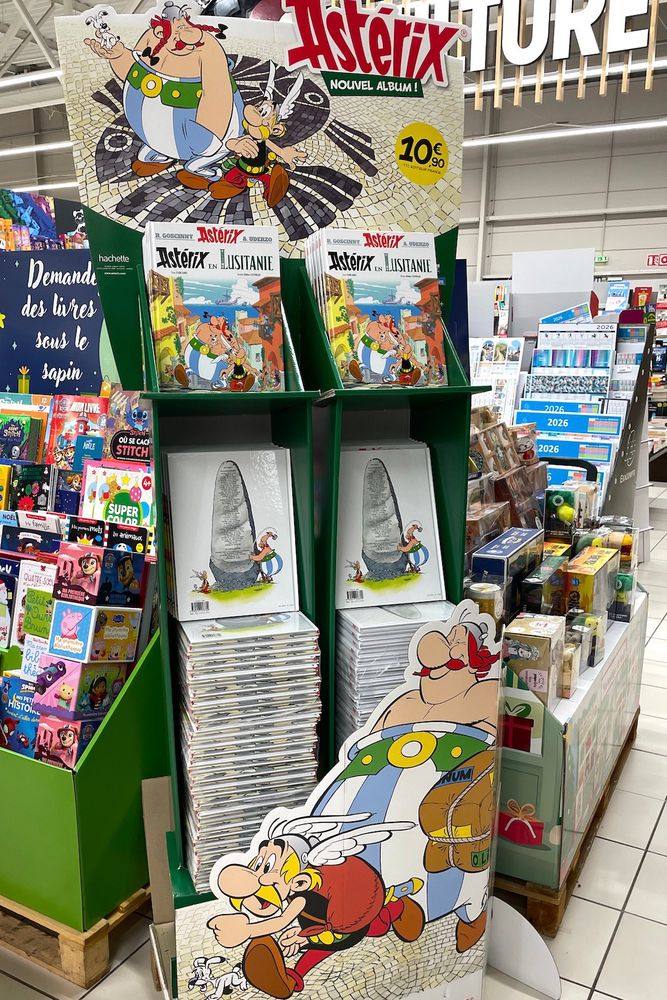 Présentoir du nouvel épisode d'Asterix en supermarché.