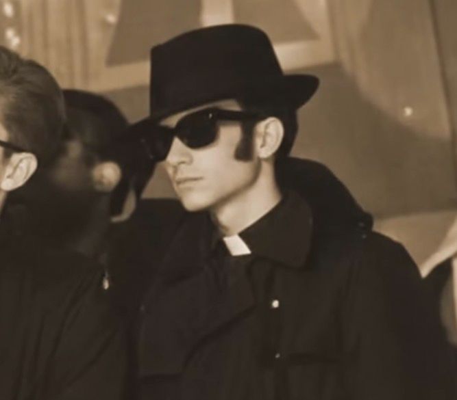 Robert Francis Prevost/Leo XIV. mit Hut, Brille und Mantel (1982).