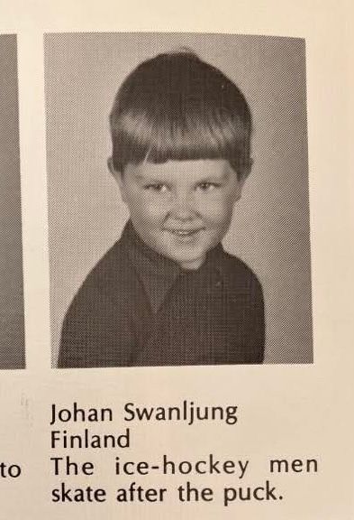 Bild på mig som 4-åring i elevkatalog. Text: Johan Swanljung, Finland, The ice-hockey men skate after the puck. 