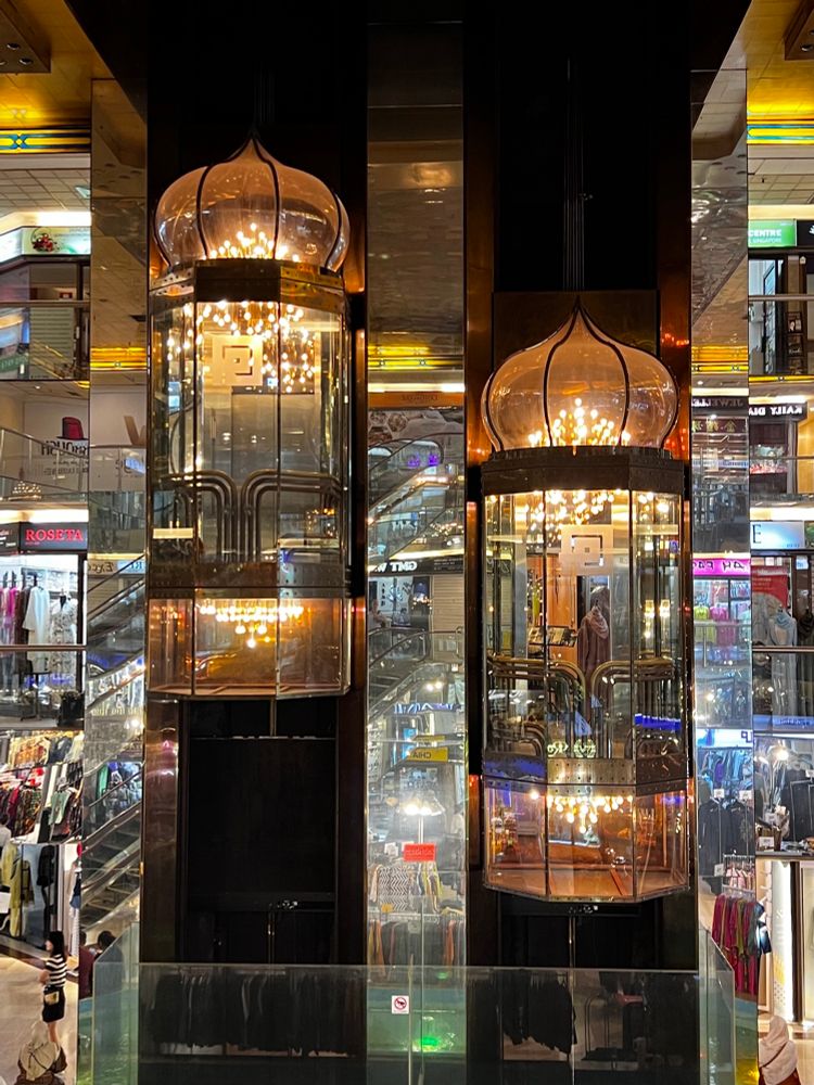 Ook de twee, qua vorm Oosters aandoende, liften zijn van glas en goudkleurig verlicht. 