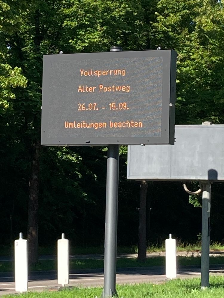 Digitales Bauankündigungsschild 
"Vollsperrung 
Alter Postweg 
26.07. - 15.09. 
Umleitungen beachten"