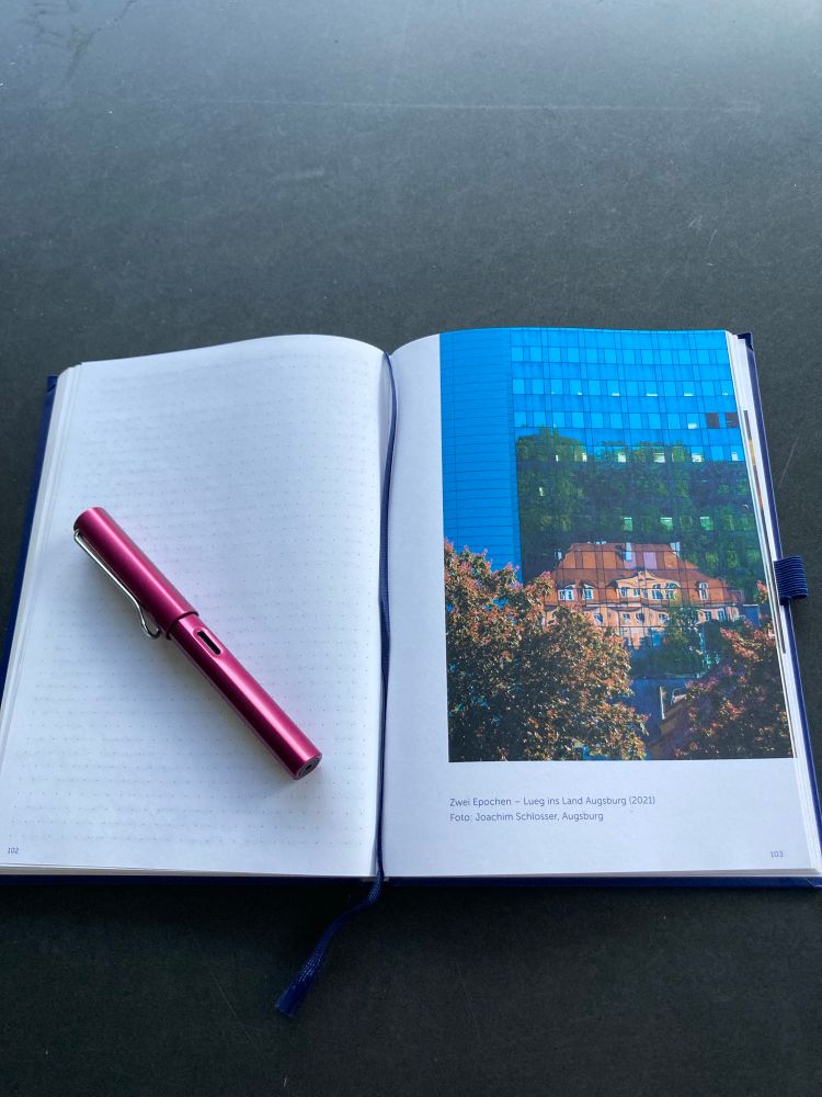 Ein Notizbuch mit einem Foto auf der rechten Seite. 