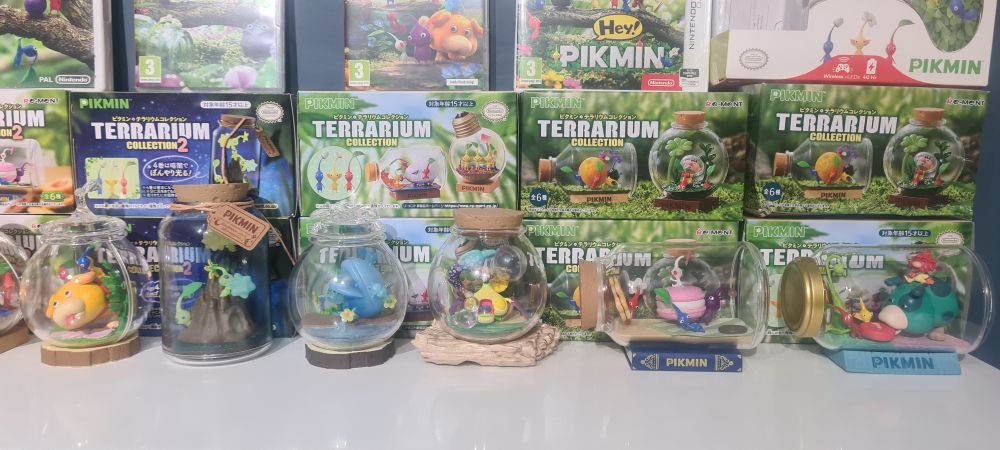 The round terrariums are easier to work with in this set because you don't have to worry about the terrain being slanted. It actually stays in place this time! :D