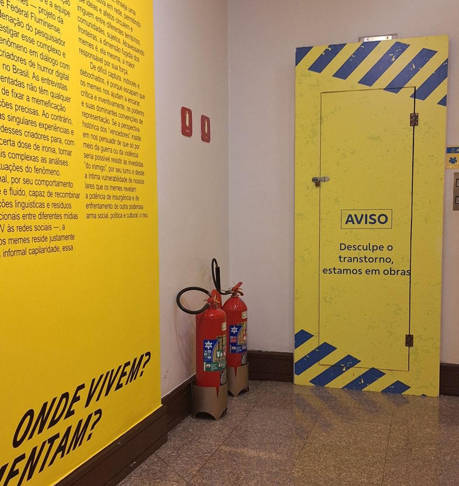 Dois extintores de incêndio num canto do museu. 