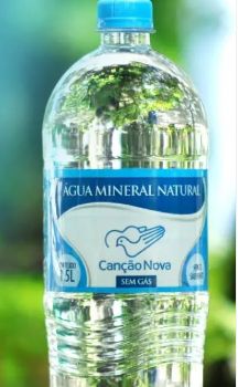 parte de uma garrafa de água mineral da marca Canção Nova