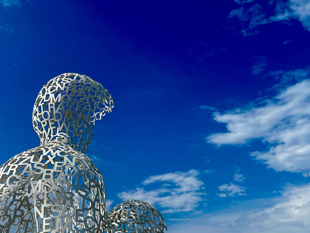 La grande Nomade d'Antibes, dans laquelle le visiteur peut pénétrer, invite ce dernier à un voyage dans la sculpture dont l'espace — fait de vide et de silence — au-delà de celui du matériau qui la constitue, s'ouvre et se déploie autour d'elle, gigantesque figure de proue du bastion Saint-Jaume.