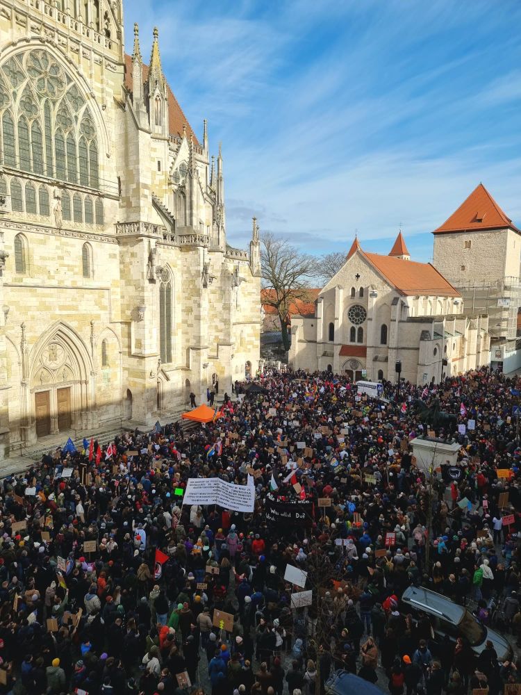 Menschen demonstrieren vor dem
Regensburger Dom. (C) Christian Kaister
