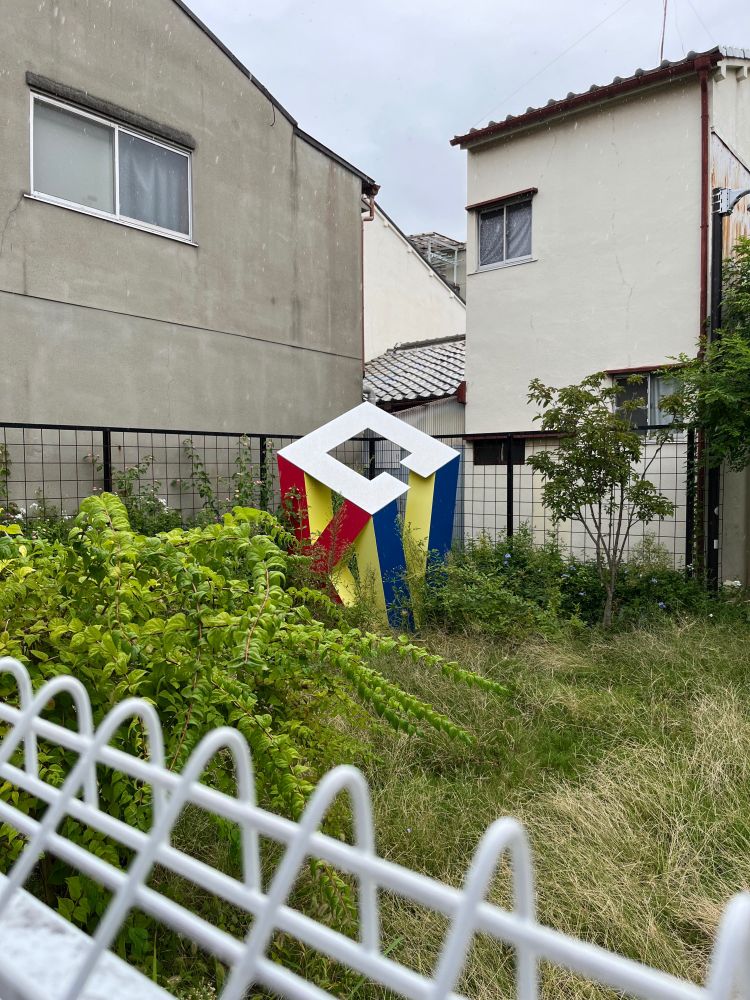 草伸び放題な空き地に設置された作品．