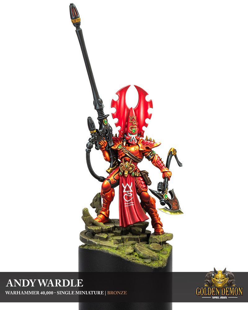 Fire Dragon Exarch, toting axe and big gun. He looks both graceful and dangerous.