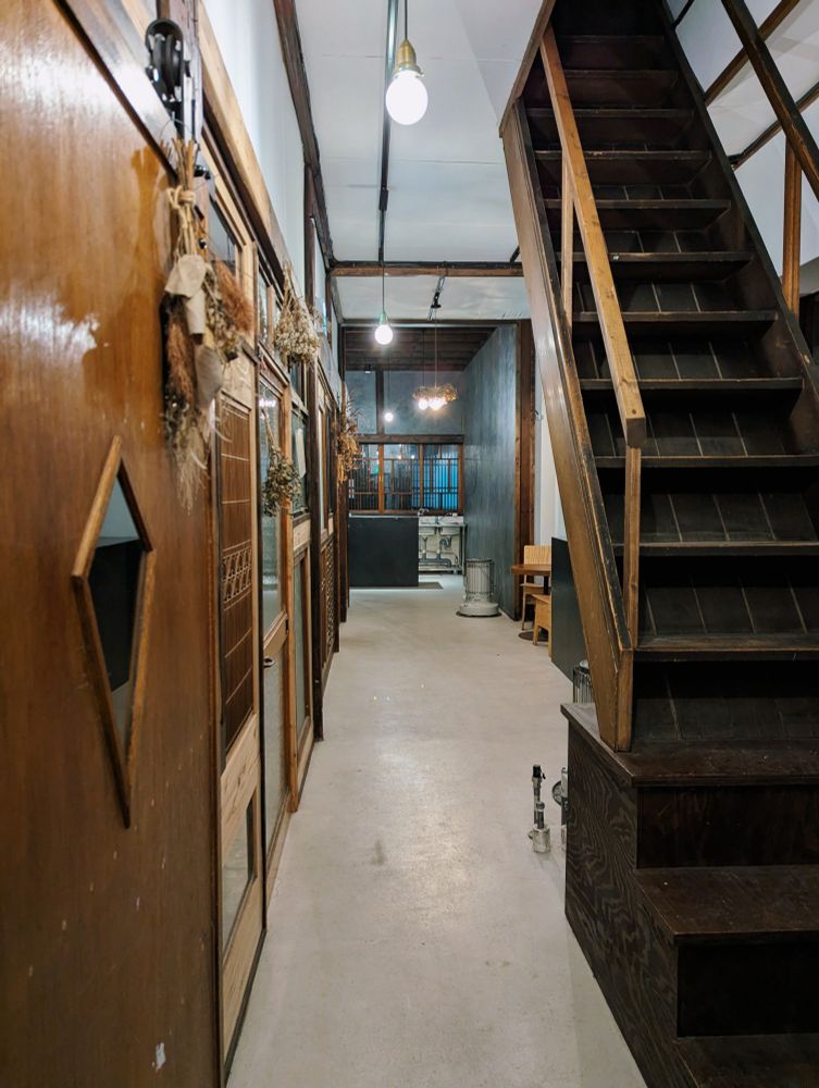 whiteseed内観。日本家屋をリノベーションしていて、急勾配の階段、引戸、ドライフラワーがある。