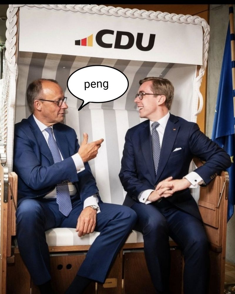 Merz und Amthor in Strandkorb mit CDU Aufschrift. Merz macht Handbewegung zu Amthor ähnlich Pistole. Amthor lacht herzlich. Sprechblase (eingefügt) "peng"