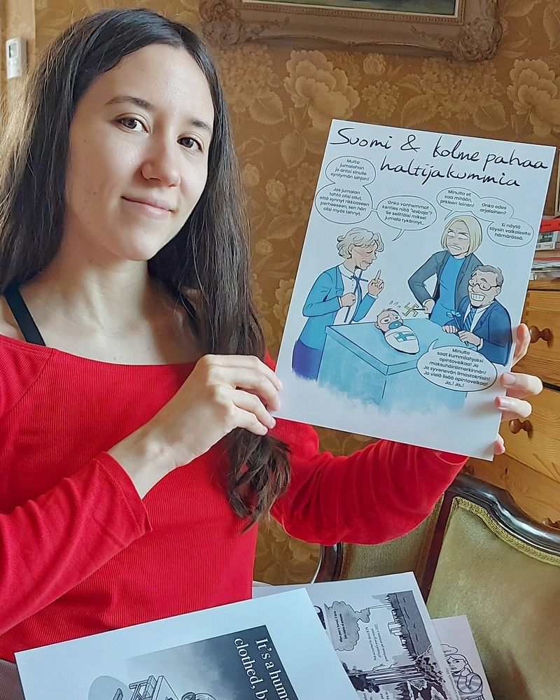 Kunta- ja aluevaaliehdokas Sara Valta pitelemässä pilakuvaprinttiä