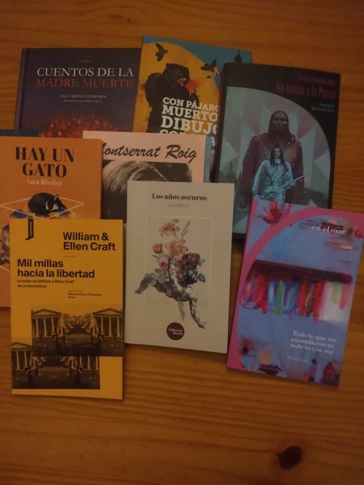 Libros sobre una mesa de madera.