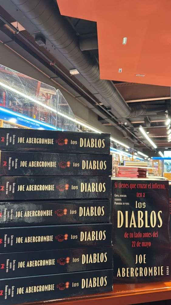 Cómpralo en la web de Gigamesh antes del 4 se mayo y te llevas las sorpresas que pusimos en Instagram 🖤📕✍🏼

Las gestas más gloriosas a veces requieren de actos impíos.

El hermano Díaz tiene una cita en la Ciudad Santa, donde cree que lo recompensarán con una cómoda posición en la Iglesia. Pero resulta que su nuevo rebaño está compuesto por asesinos contumaces, horrorosos practicantes de lo arcano y auténticos monstruos. En esta nueva misión, todos tendrán que tomar las medidas más sangrientas si quieren alcanzar sus justos fines.

Los elfos acechan en nuestras fronteras, ávidos de nuestra carne,
mientras príncipes egoístas solo se preocupan por su posición y
bienestar. Dado el épico e infernal viaje ante él, al hermano Díaz no le viene nada mal tener a los diablos de su lado.

Joe Abercrombie

Nacido en Lancaster en 1974, Joe Abercrombie, Lord Grimdark, se graduó en psicología en la Universidad de Manchester. Antes de dedicarse enteramente a escribir, trabajó para una compañía de postproducción televisiva. En la actualidad vive con su familia en Bath. Es autor de la trilogía de La Primera Ley: La voz de las espadas, Antes de que los cuelguen y El último argumento de los reyes. A este mismo universo pertenecen tres novelas independientes –La mejor venganza, Los Héroes y Tierras Rojas– y la trilogía La Era de la locura –Un poco de odio, El problema de la paz y La sabiduría de las multitudes-. Asimismo, es autor de la Trilogía del Mar Quebrado y de la antología de relatos Filos mortales.

Preventa desde el 01 de febrero al 20 de mayo de 2025.