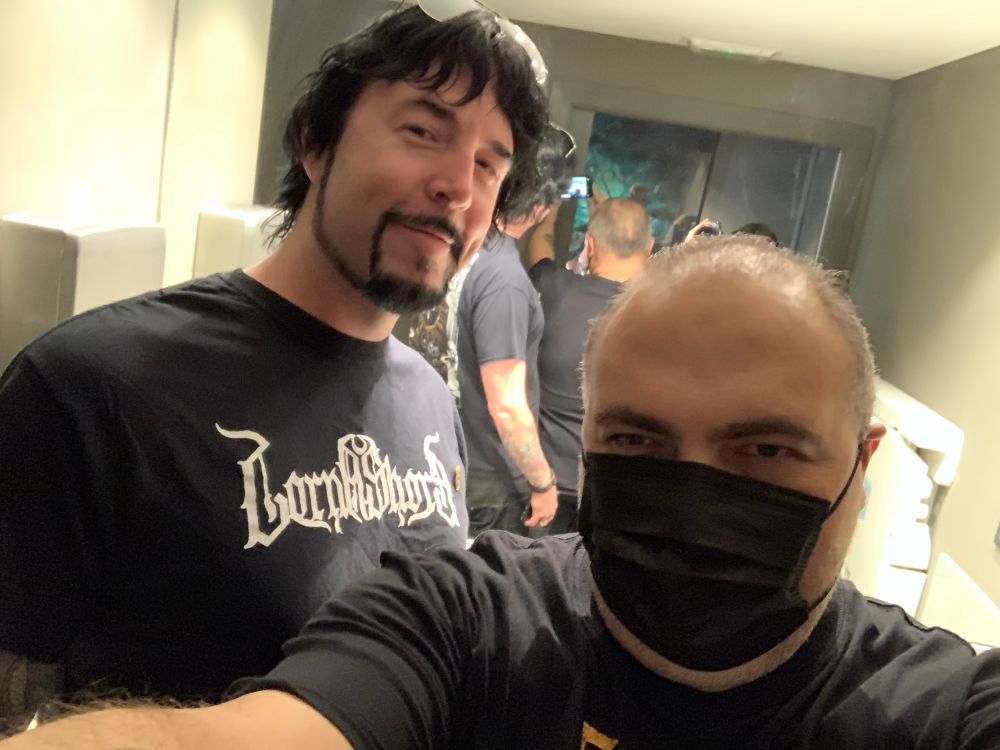 Jay de Barcelona voló a seguir su gira de presentaciones por Londres. Allí le esperaba Joe Abercrombie para ser el maestro de ceremonias de su acto y, al explicarle a Mr. Kristoff que Lord Grimdark reseñó Gigamesh como los mejores y más limpios lavabos que había visitado en una librería, decidió que quería verlos y tener un recuerdo…

🚽🪞😈👹📸