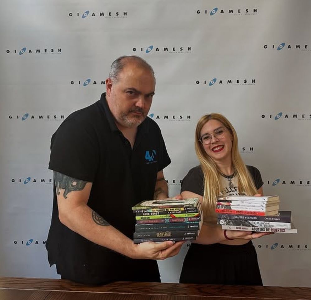 Al lado de Aylin los de Transbordador, libros de Isabel del Río, Ferran Varela, Greta Mustieles, Carlos di Urarte, Alfredo Álamo, Nieves Mories, Stark Holborn y Alejandro Candela. 