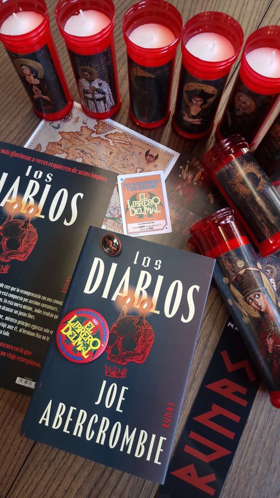 Los Diablos con un volquete de merchandising... Vamos, contesta el post y comparte, ¡¡¡que regalo el libro y 8 cirios!!!