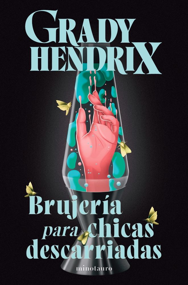 
Brujería para chicas descarriadas no es solo un libro de brujas: es un grito contra el olvido.

Florida, 1971. Fern es una adolescente que, al quedar embarazada, es enviada una institución donde las familias esconden a sus hijas para que den a luz en secreto y entreguen a sus bebés. Las chicas llevan una vida controlada y monótona. Pero, todo cambia cuando Fern descubre un libro sobre brujería oculto en una biblioteca ambulante. Intrigadas, las jóvenes comienzan a practicar hechizos, descubriendo un poder que nunca habían experimentado.

Lo que comienza como un juego para resistirse a un sistema que las quiere invisibles pronto se transforma en una revolución mágica. Pero la brujería, como la maternidad forzada, tiene un precio.

A través de voces potentes y heridas abiertas, Grady Hendrix teje una historia donde el horror se mezcla con la ternura, y la venganza con la sororidad. Brujería para chicas descarriadas no es solo un libro de brujas: es un grito contra el olvido.