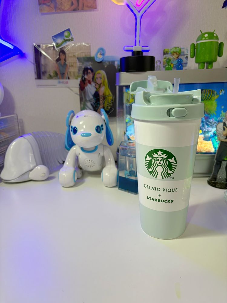 スターバックス×ジェラートピケ
Frutiger Aero