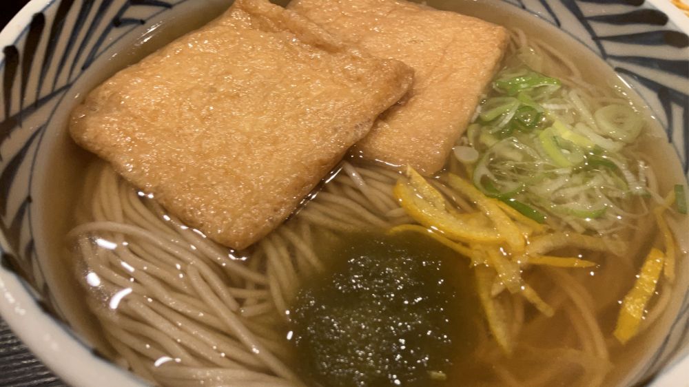 おあげさんが2枚乗った関西だしのきつねそば。大阪ではたぬきと呼ぶこともある。昔はきつねそばと呼ぶことはなかった。デリシャス。