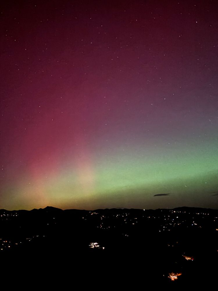 Red and green aurorae above longs peak near Boulder
