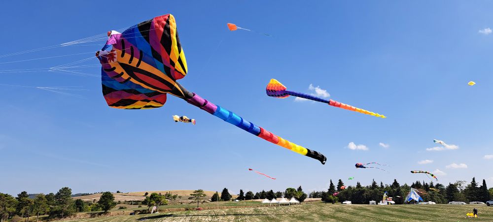 Sidekicks: the 69th Festa Dell'Aquilone in Urbino - Part One - KAP Jasa - kite team Slovenia