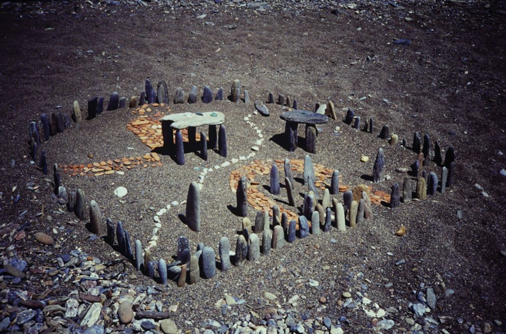 An image of a minature stone henge layout which reminds me of a chip architecture