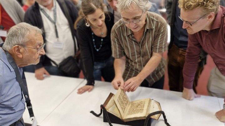 Die Kongressteilnehmenden hatten Gelegenheit, eine kleine Sammlung samaritanischer Handschriften zu betrachten, die in der Hamburger Staats- und Universitätsbibliothek Carl von Ossietzky aufbewahrt werden.