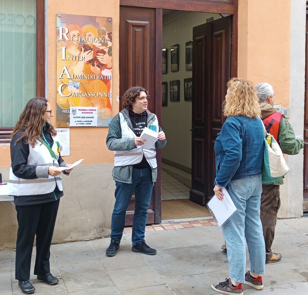 Distribution de tracts devant le restaurant inter-administratif de Carcassonne