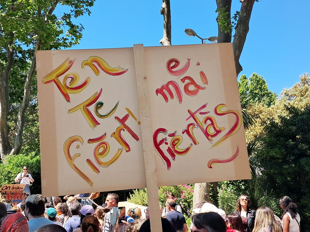 Pancarte "Ten te fièrt e mai fièrtas"