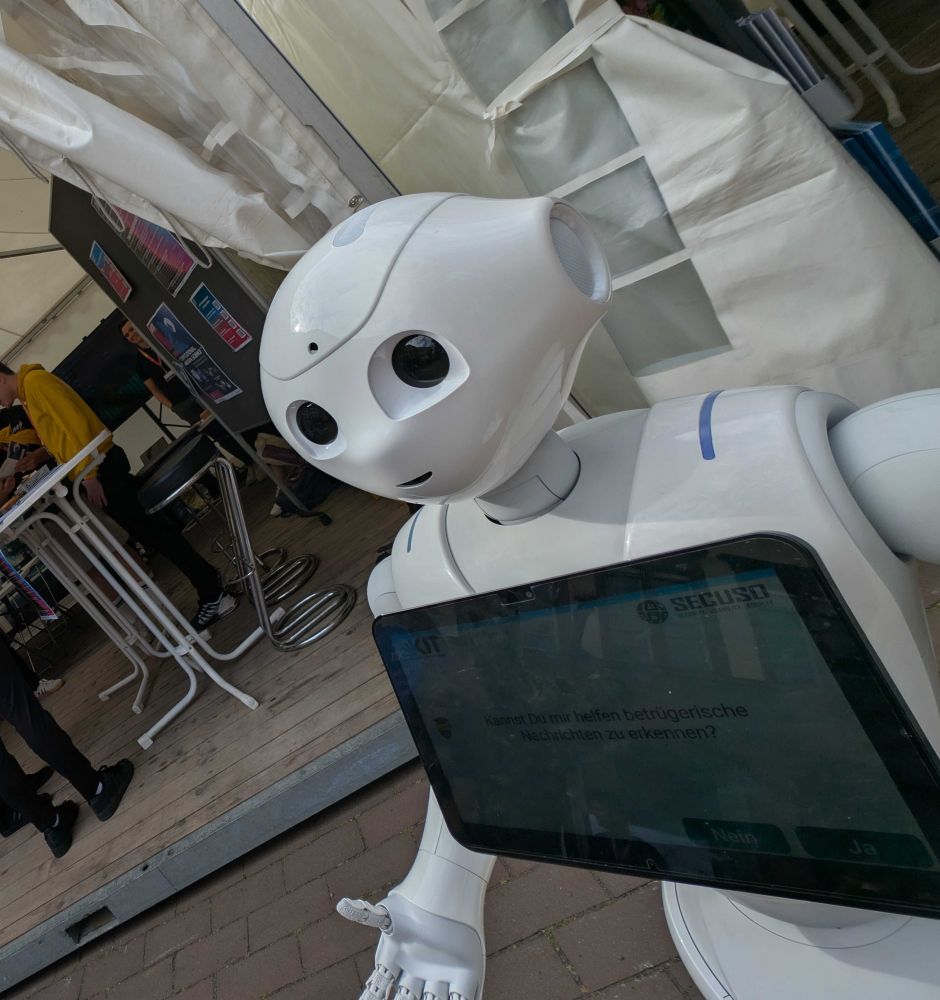 Roboter STAR steht vor dem Stand der Fakultät für Wirtschaftswissenschaften