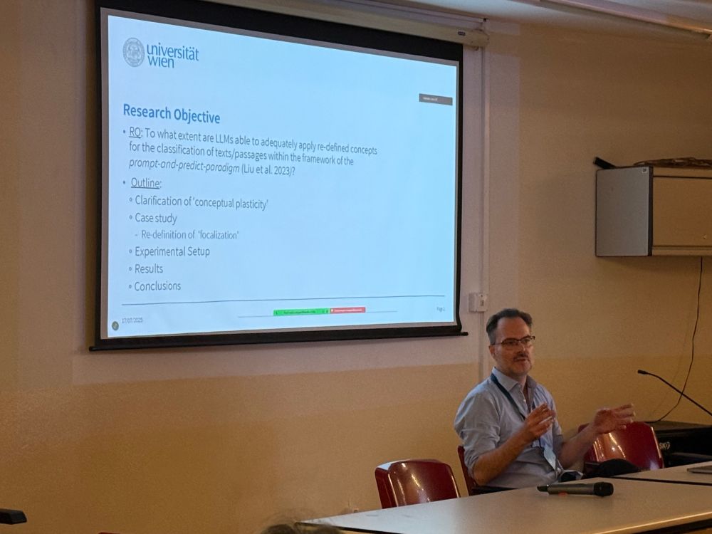 Axel Pichler presenting at DH2025