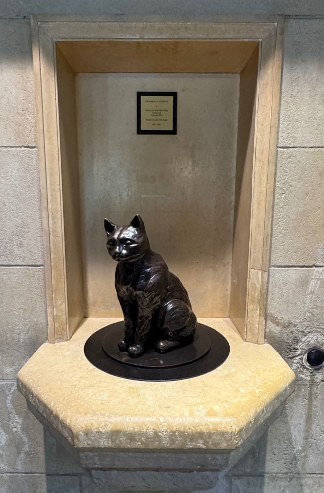 A statue of a cat in an small alcove