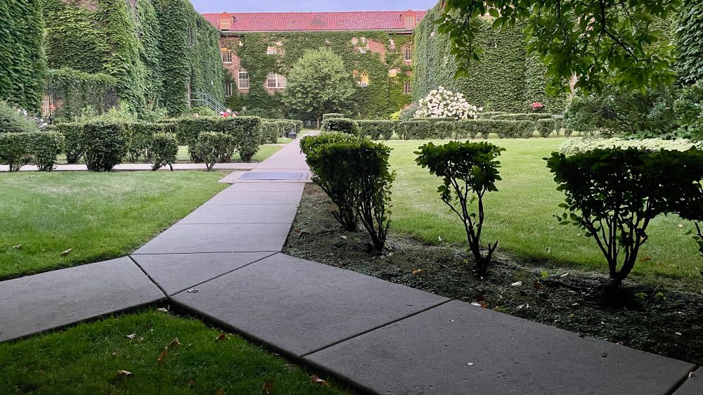 apartment courtyard 