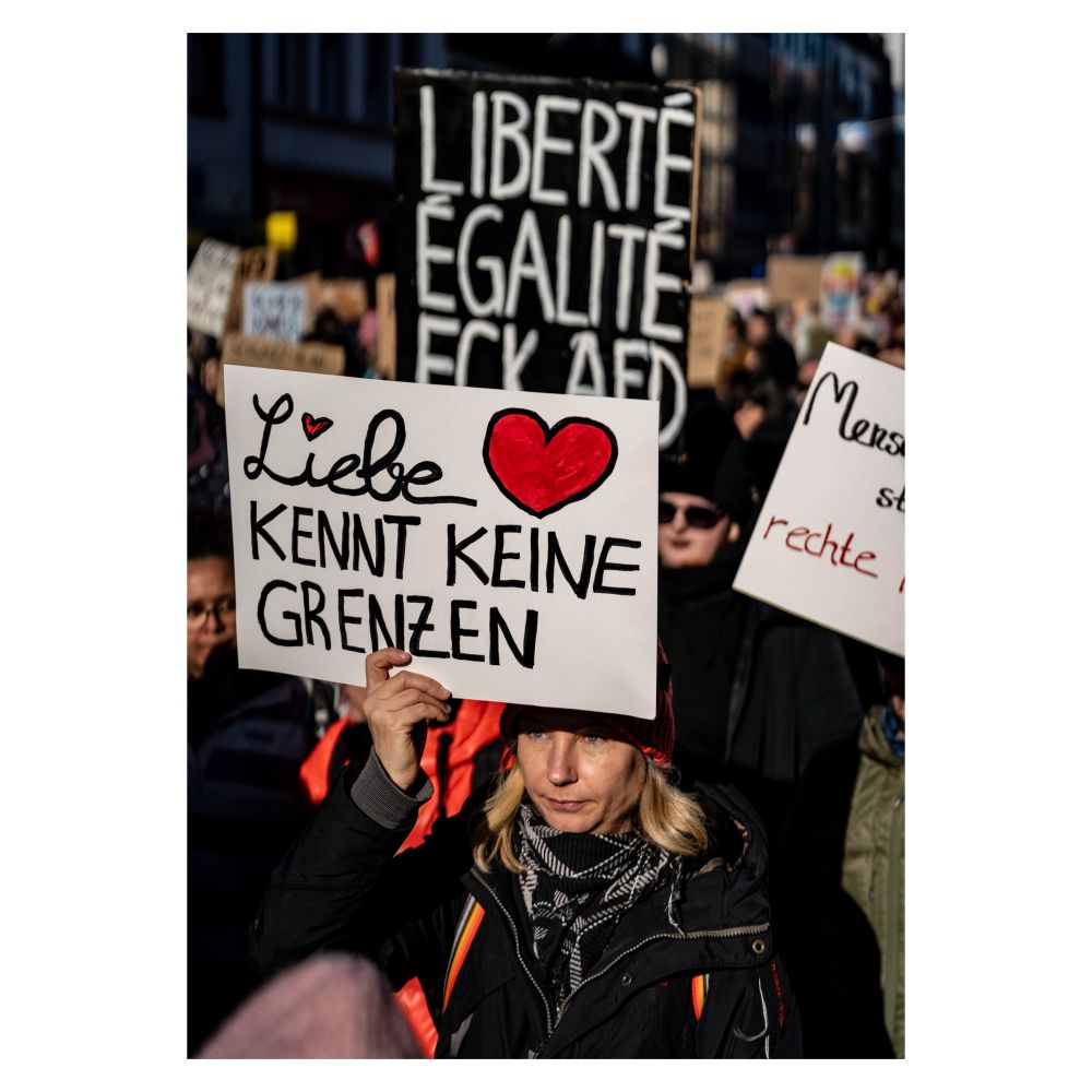 Bei einer Demo gegen die rechtsextreme AfF trägt eine Frau ein Schild mit der Aufschrift “Liebe kennt keine Grenzen”.