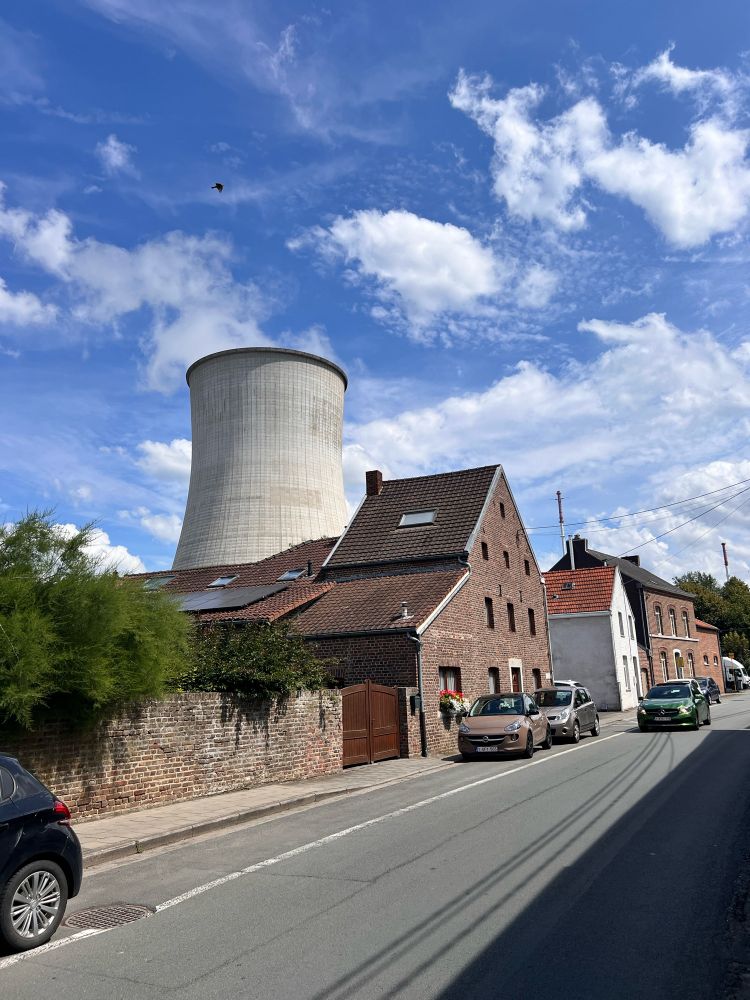 Kraftwerk davor Wohnhaus