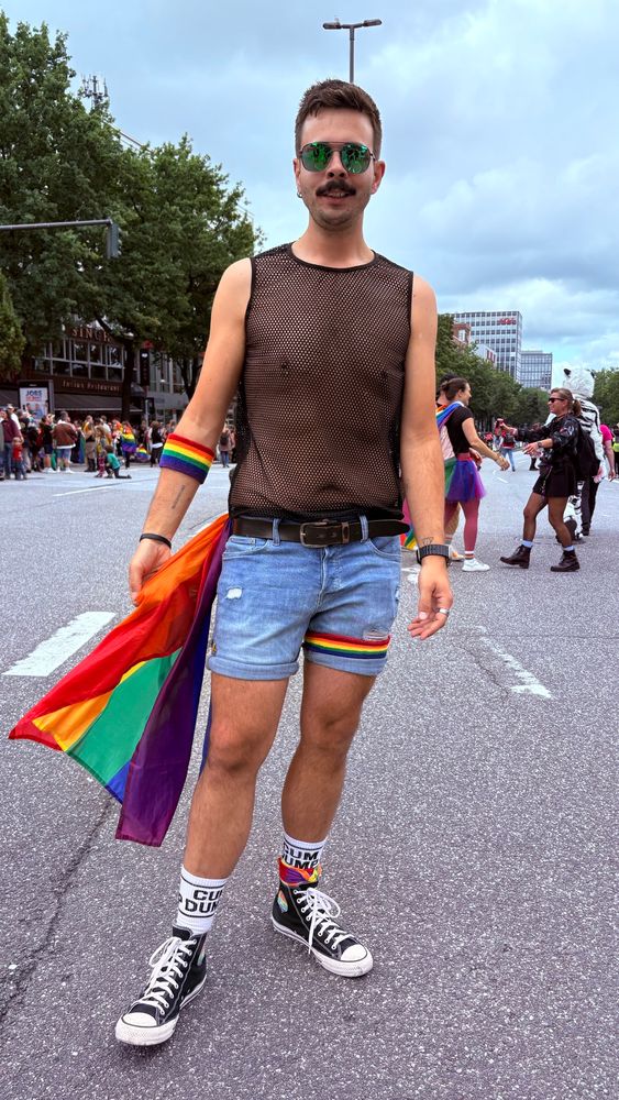 Ich in meinem CSD Outfit auf einer Straße. 