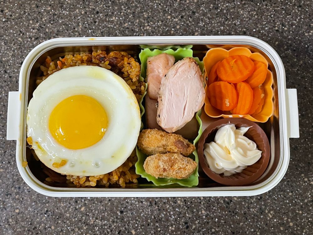 애슐리 냉동 케이준 볶음밥, 계란후라이, 닭가슴살, 미니돈까스, 당근, 마요네즈