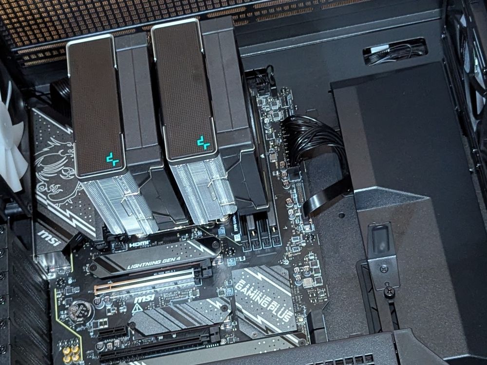 ケースの中のマザーボードに取り付けられた大型のCPUクーラー