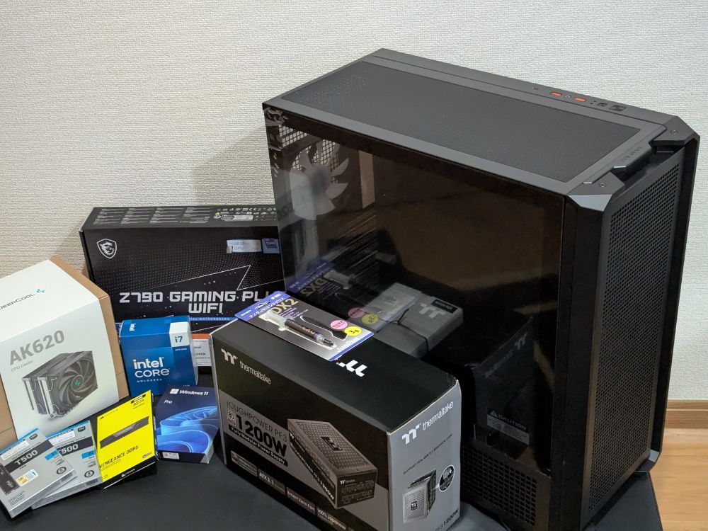 箱に入ったPCのパーツとケース