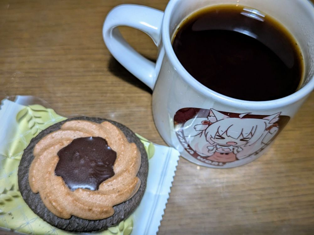 コーヒーとロシアンクッキー（ココア＆ビターチョコ）。

コーヒーカップは多摩ワールドコーヒーのマスコットキャラクターの「たまこ（白い猫耳の女の子）」がプリントされています。